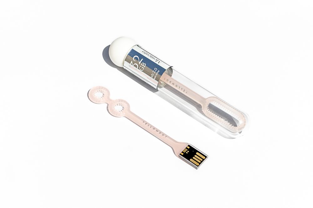 Cadeaux - Clé mémoire Bubble | Clé USB | Quartz rose 32 Go - YELLOWDOT DESIGN STUDIO
