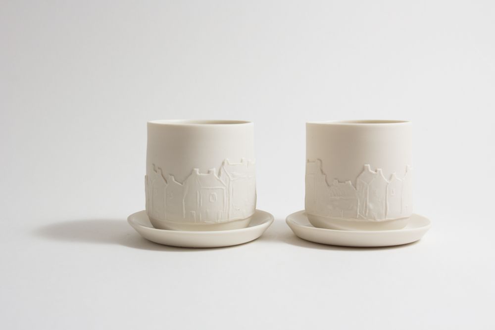 Tasses et mugs - Tasse avec decor de maisons en relief, et soucoupe - BÉRANGÈRE CÉRAMIQUES