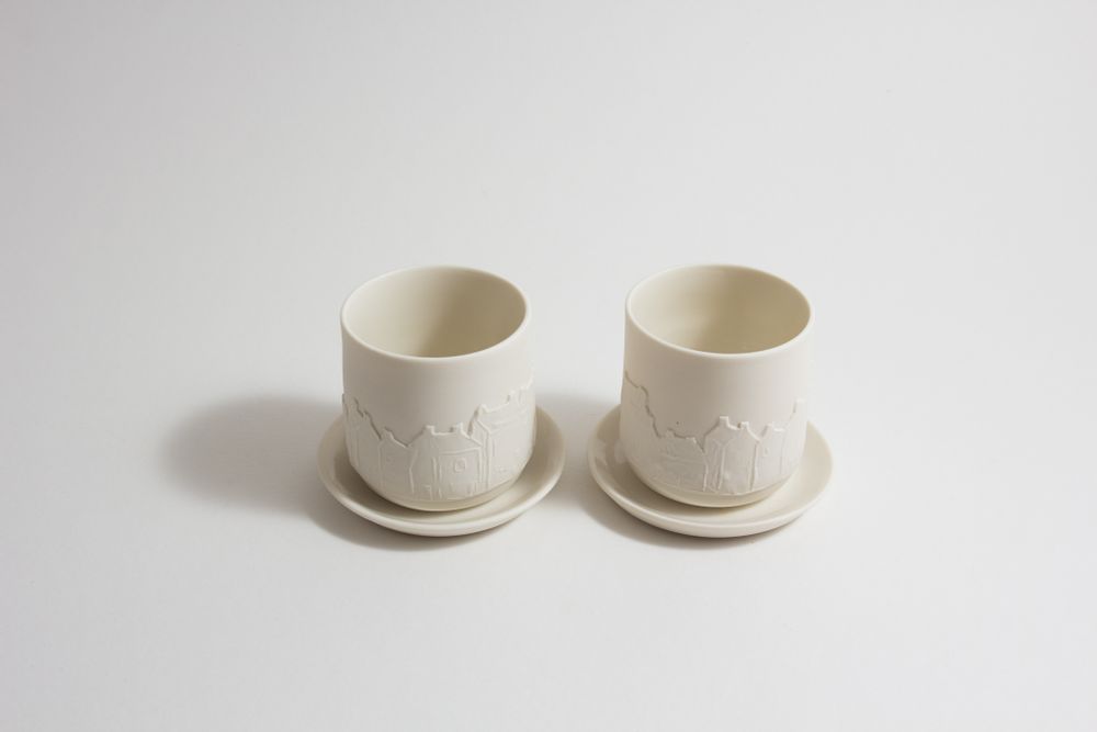 Tasses et mugs - Tasse avec decor de maisons en relief, et soucoupe - BÉRANGÈRE CÉRAMIQUES