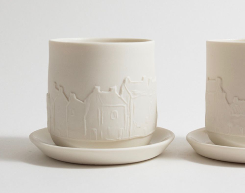 Tasses et mugs - Tasse avec decor de maisons en relief, et soucoupe - BÉRANGÈRE CÉRAMIQUES