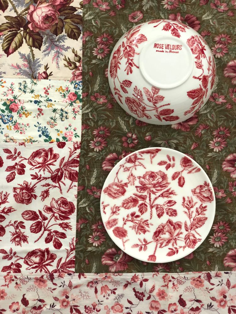 Christmas table settings - Pottery matched with fir trees  - ROSE VELOURS