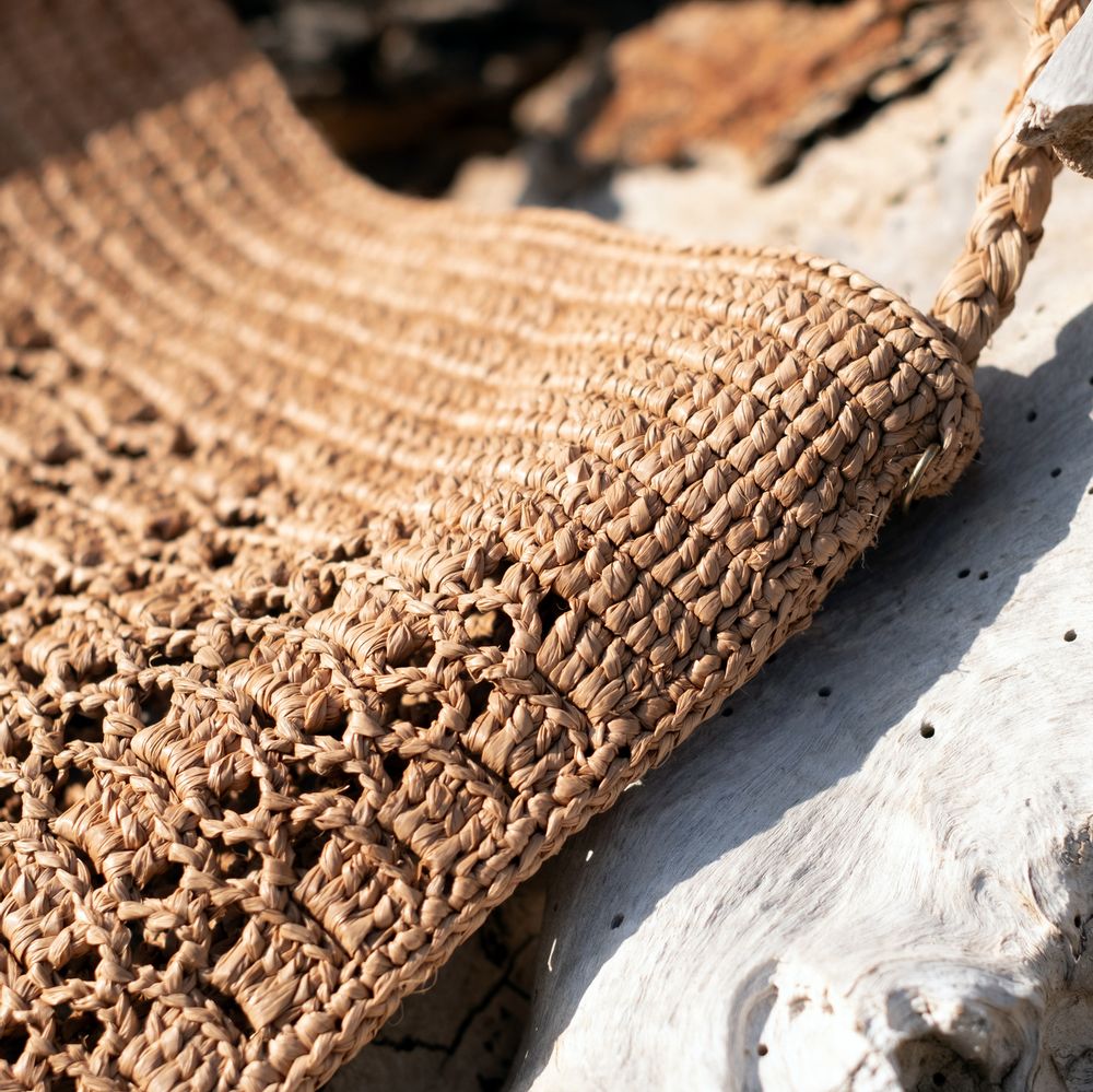 Cadeaux - FLAT BAG JANE Sac à bandoulière en raphia avec pompon - SANABAY PARIS