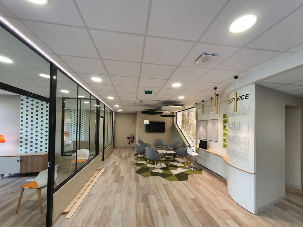 Aménagements pour bureau - Cloison en lumière dans un espace tertiaire - DACRYL