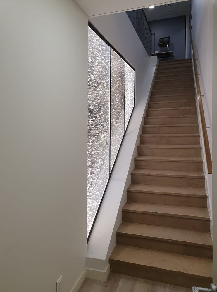 Aménagements pour bureau - Cloison en lumière dans un espace tertiaire - DACRYL