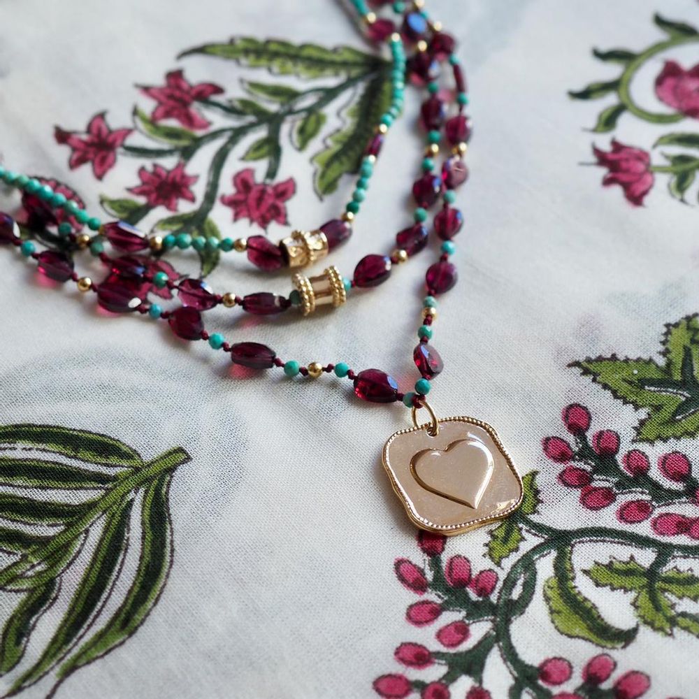 Bijoux - CITY PALACE - Collier grenats, turquoises Greenish et une médaille coeur - BY JOHANNE