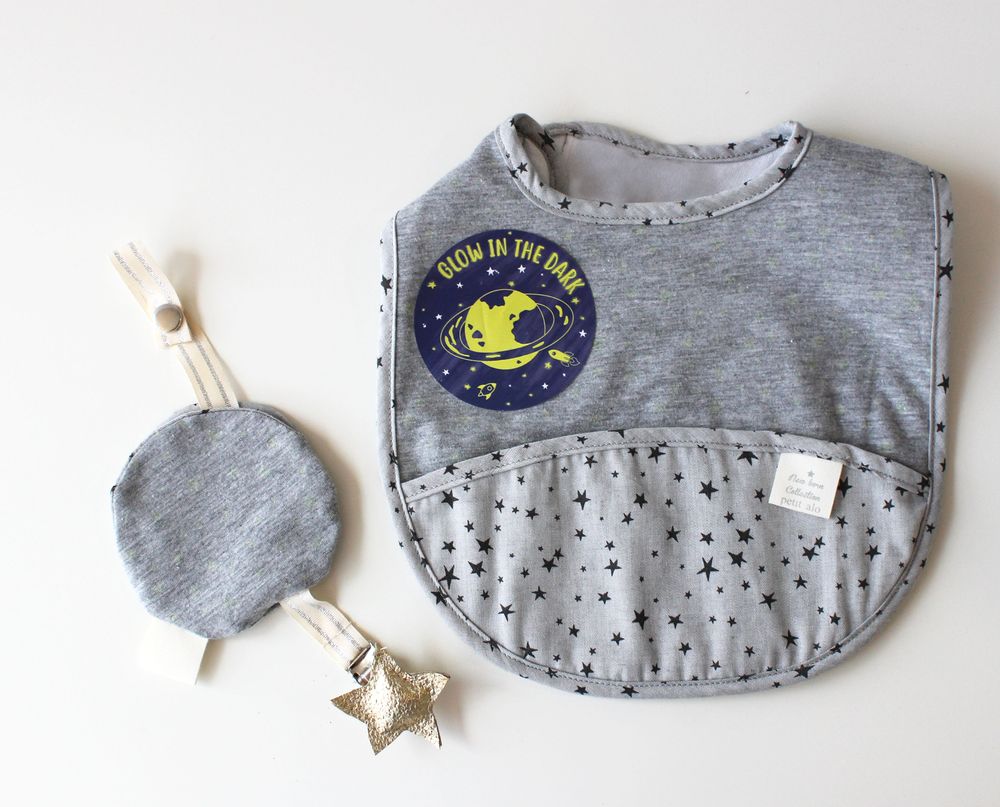 Children's mealtime - TRAVEL BIBS GLOW IN THE DARK - PETIT ALO