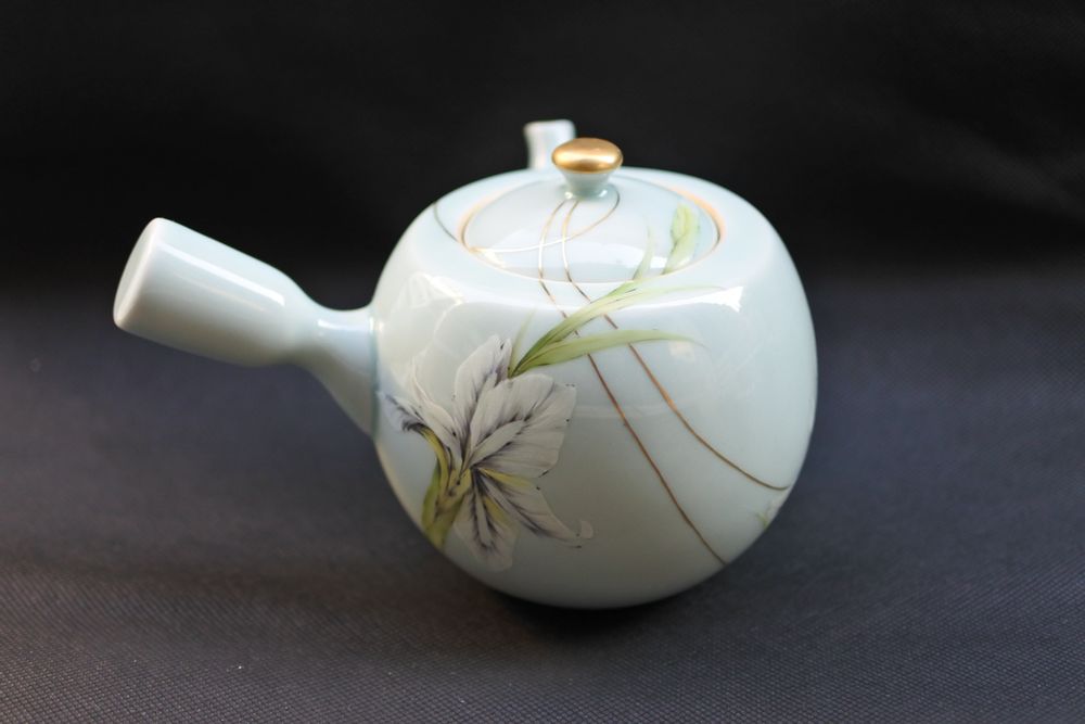 Tea and coffee accessories - Celadon Iris tea pot - YUKO KIKUCHI