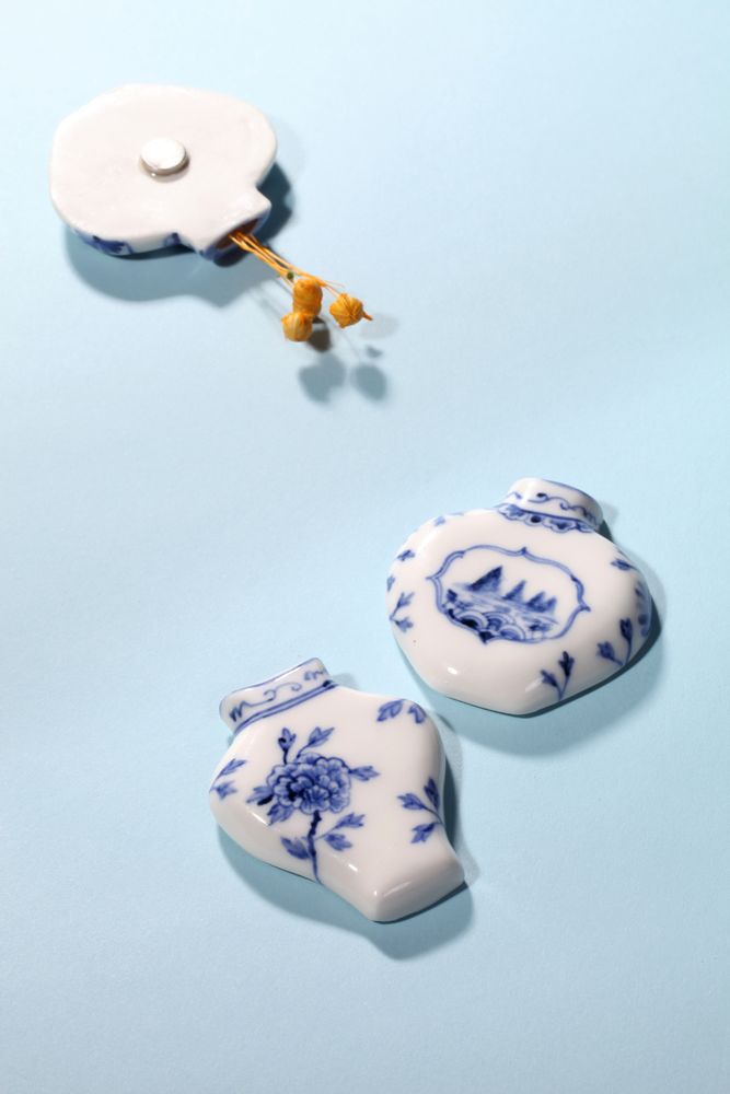 Ceramic - White and Blue Porcelain Magnet Deco - ILLO ILLO