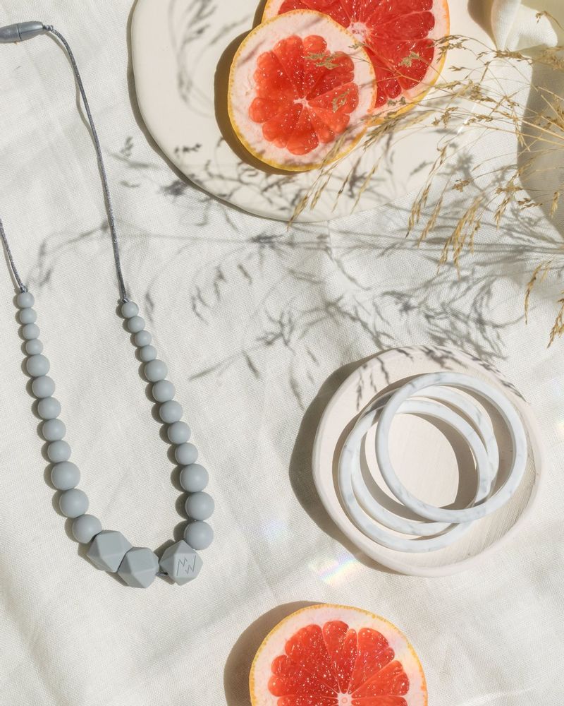 Gifts - Baby carrier, breastfeeding and Teething Necklace | Monochrome Gris - MINTYWENDY
