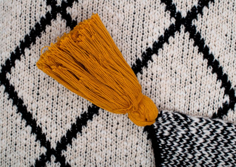 Plaids - DIAMOND TASSEL THROW - KANODIA GLOBAL (P) LTD