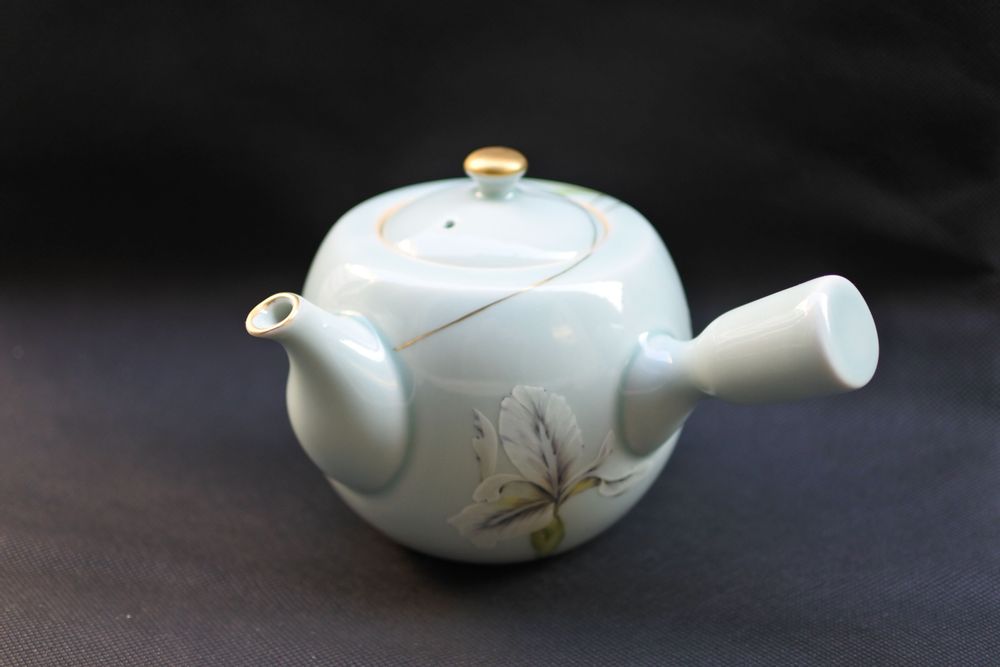 Tea and coffee accessories - Celadon Iris tea pot - YUKO KIKUCHI