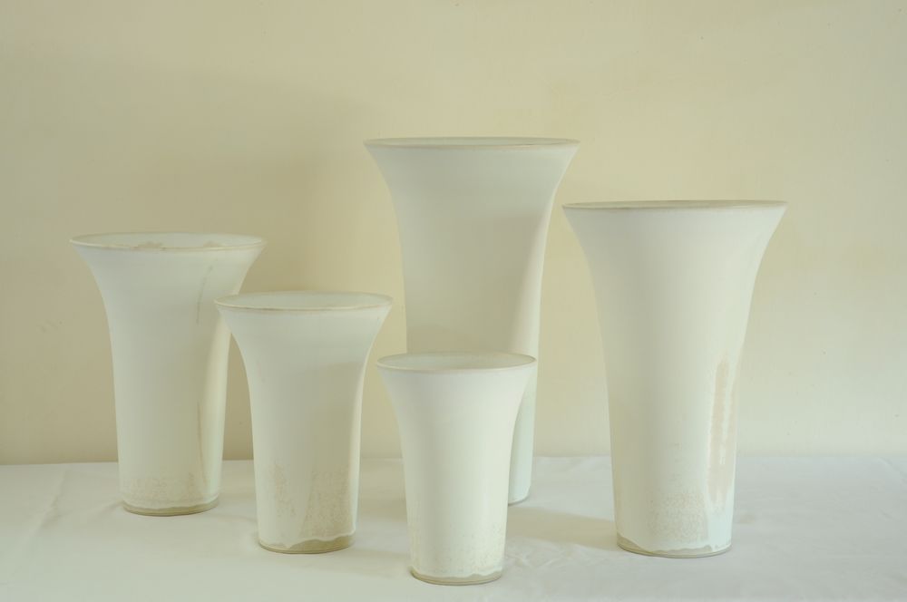 Céramique - Groupe de vases en grès (h 20-45 cm), émail blanc cristallisé - CHRISTIANE PERROCHON