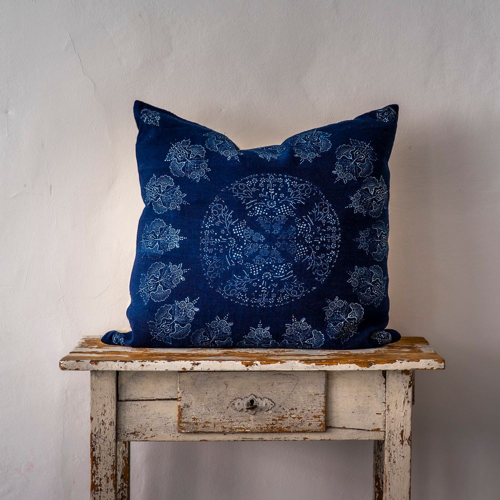 Couettes et oreillers - Oreiller : chanvre hongrois antique tissé à la main, teint indigo résistant à la cire - LINEAGE BOTANICA - THE ART OF WELLBEING
