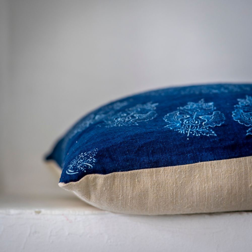 Couettes et oreillers - Oreiller : chanvre hongrois antique tissé à la main, teint indigo résistant à la cire - LINEAGE BOTANICA - THE ART OF WELLBEING
