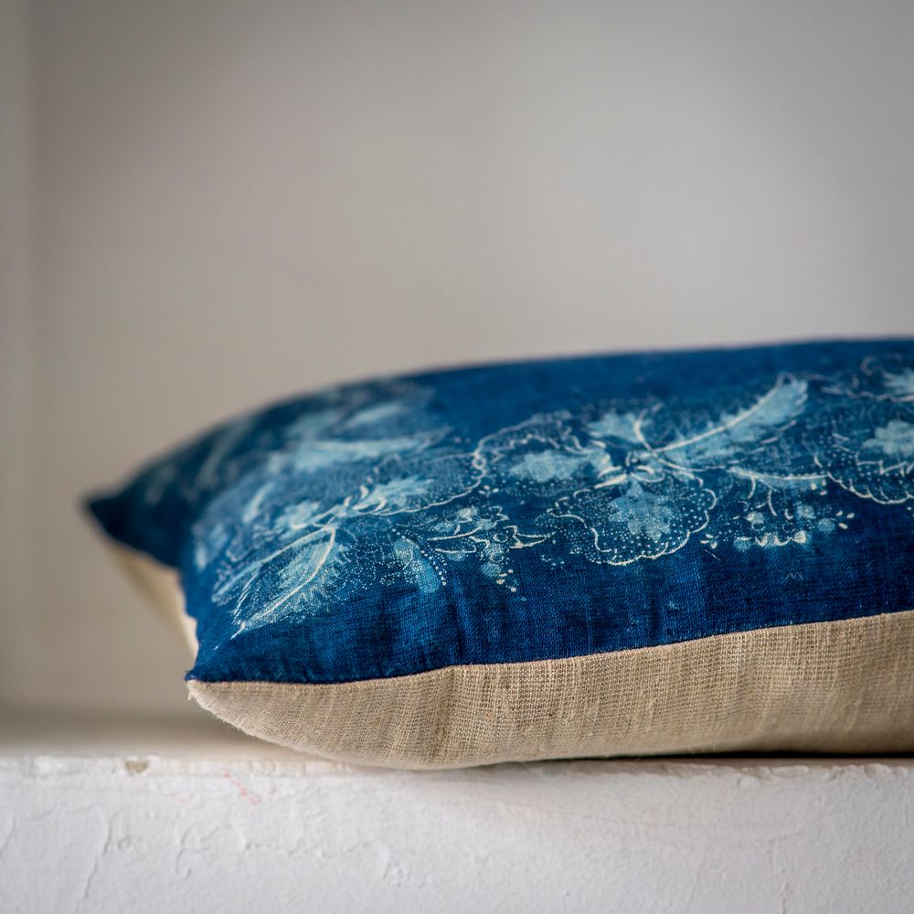 Couettes et oreillers - Oreiller : chanvre hongrois antique tissé à la main, teint indigo résistant à la cire - LINEAGE BOTANICA - THE ART OF WELLBEING