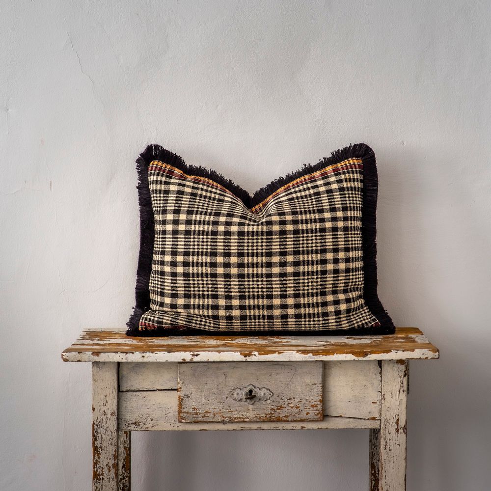 Couettes et oreillers  - Oreiller : Textile de laine bulgare antique tissé à la main - LINEAGE BOTANICA - THE ART OF WELLBEING