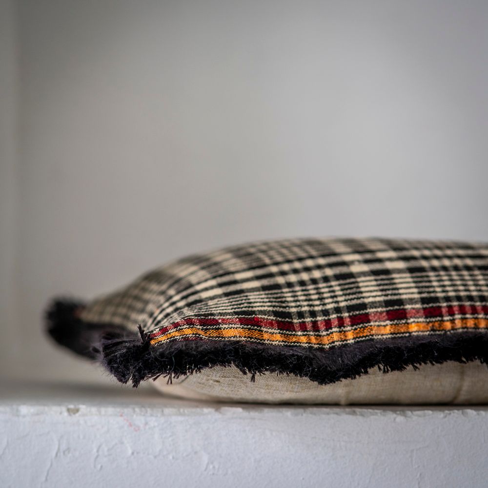 Couettes et oreillers  - Oreiller : Textile de laine bulgare antique tissé à la main - LINEAGE BOTANICA - THE ART OF WELLBEING