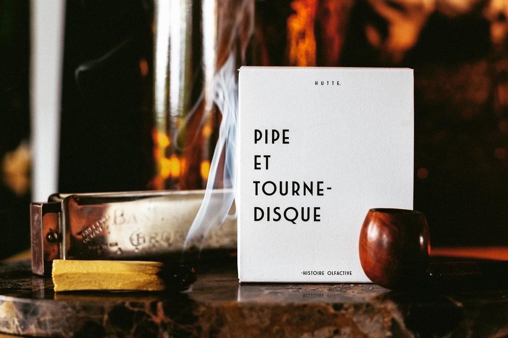 Objets de décoration - BOUGIE PARFUMÉE, PIPE ET TOURNE DISQUE - H U T T E