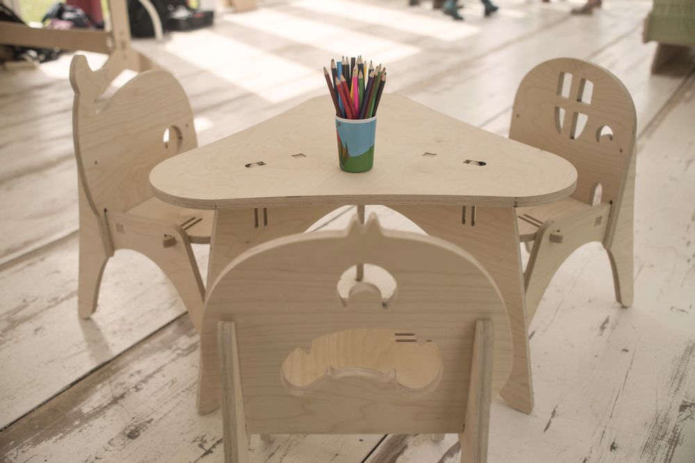 Children's tables and chairs - 1 table and 3 children's chairs - ELYSTA