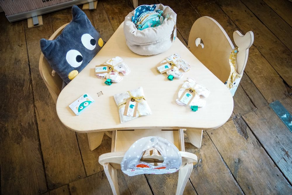 Children's tables and chairs - 1 table and 3 children's chairs - ELYSTA