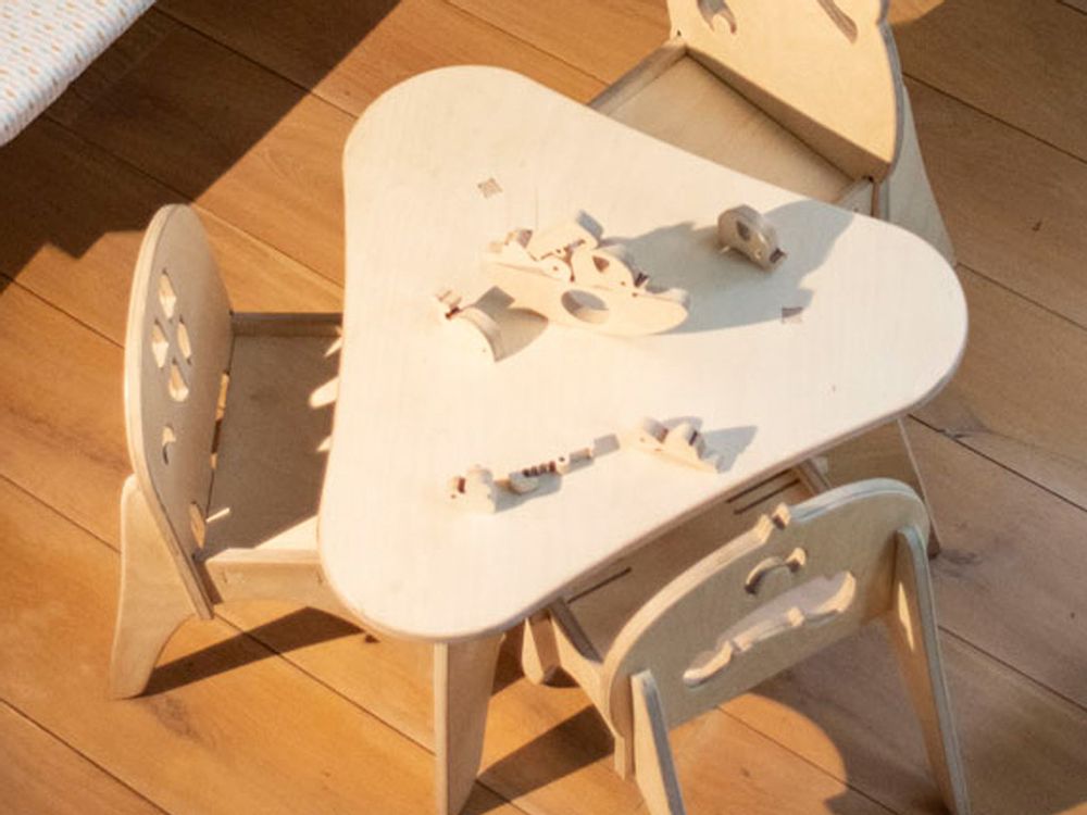 Children's tables and chairs - 1 table and 3 children's chairs - ELYSTA
