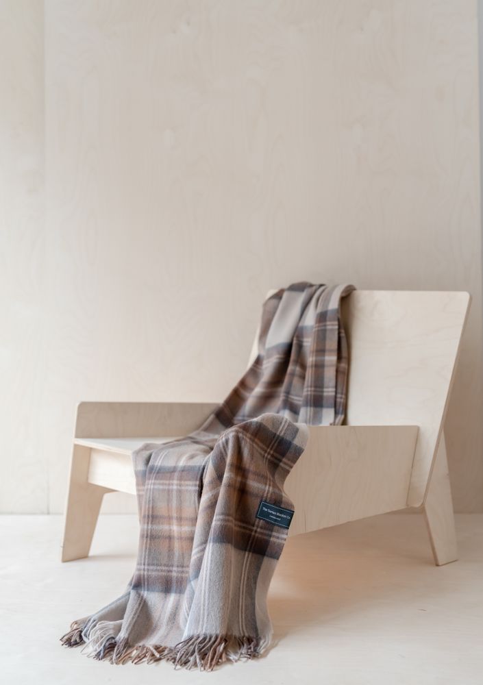 Plaids - Couverture en laine d'agneau in Stewart Natural Dress Tartan. - THE TARTAN BLANKET CO.