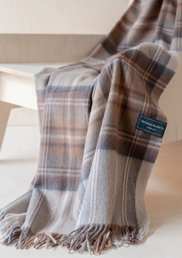 Plaids - Couverture en laine d'agneau in Stewart Natural Dress Tartan. - THE TARTAN BLANKET CO.