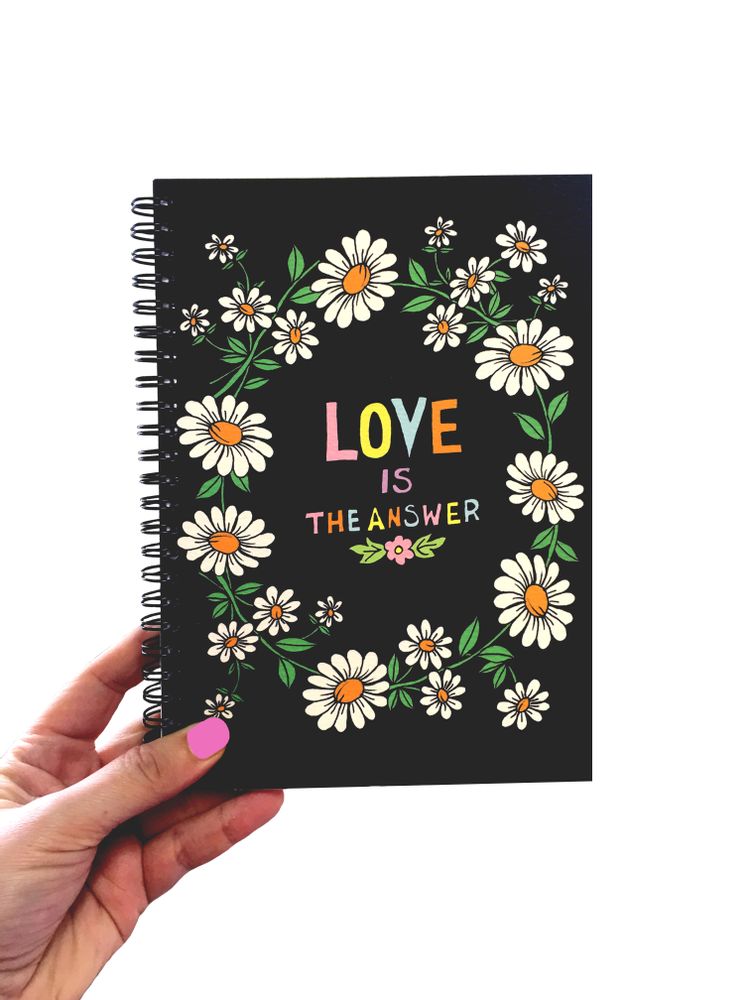 Papeterie - Carnets de notes — photo — Love is the Answer Cahier à spirale avec 100 pages lignées - ROSIE WONDERS