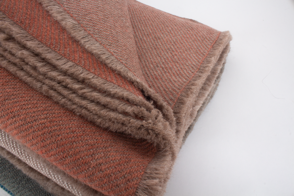 Plaids - Couvre-lit réversible en alpaga rose avec colorants naturels - ÁBBATTE