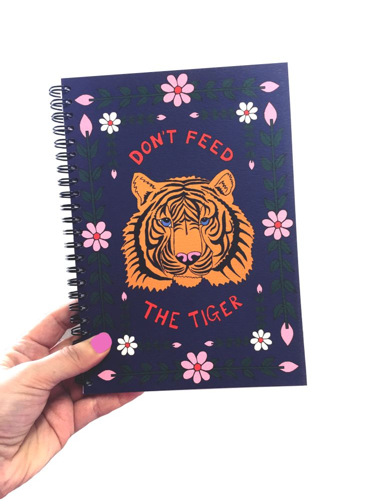 Papeterie - Carnets de notes — photo — Love is the Answer Cahier à spirale avec 100 pages lignées - ROSIE WONDERS