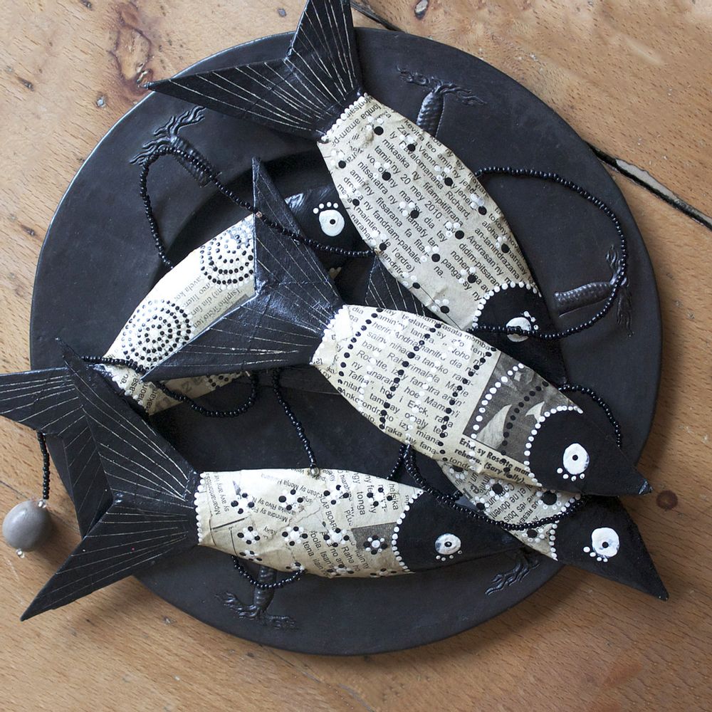 Other wall decoration - SARDINE MOBILES MADE OF RECYCLED NEWSPAPER - PASSERAILES