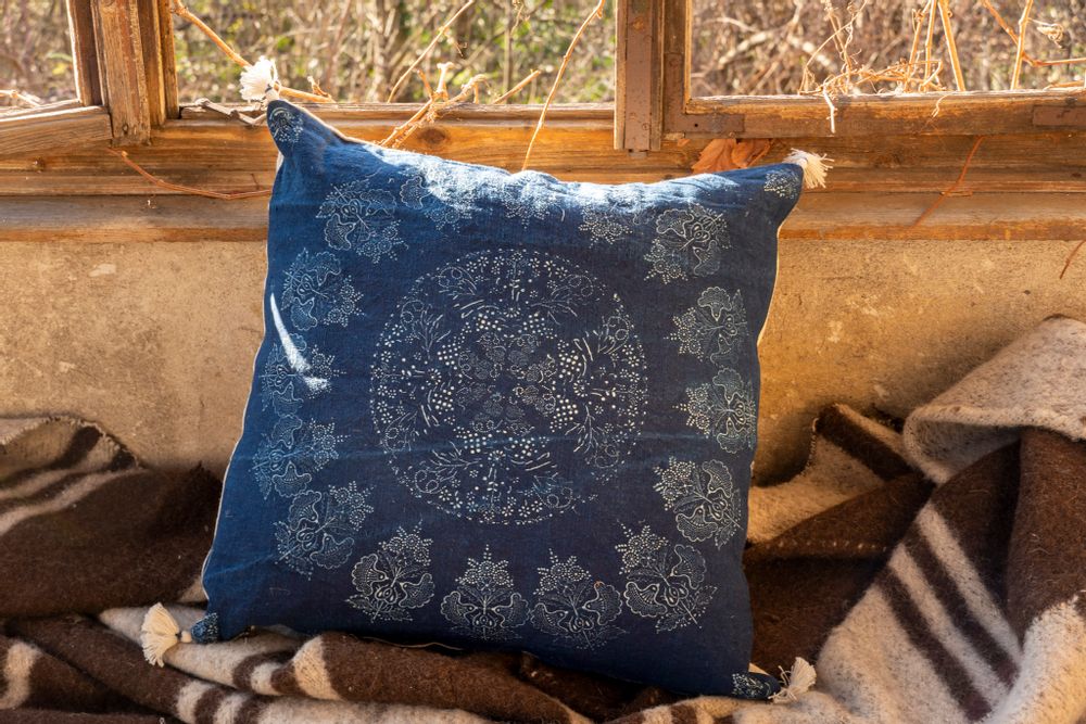 Couettes et oreillers - Oreiller : chanvre hongrois antique tissé à la main, teint indigo résistant à la cire - LINEAGE BOTANICA - THE ART OF WELLBEING