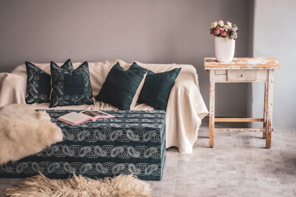 Couettes et oreillers - Oreiller : chanvre hongrois antique tissé à la main, teint indigo résistant à la cire - LINEAGE BOTANICA - THE ART OF WELLBEING