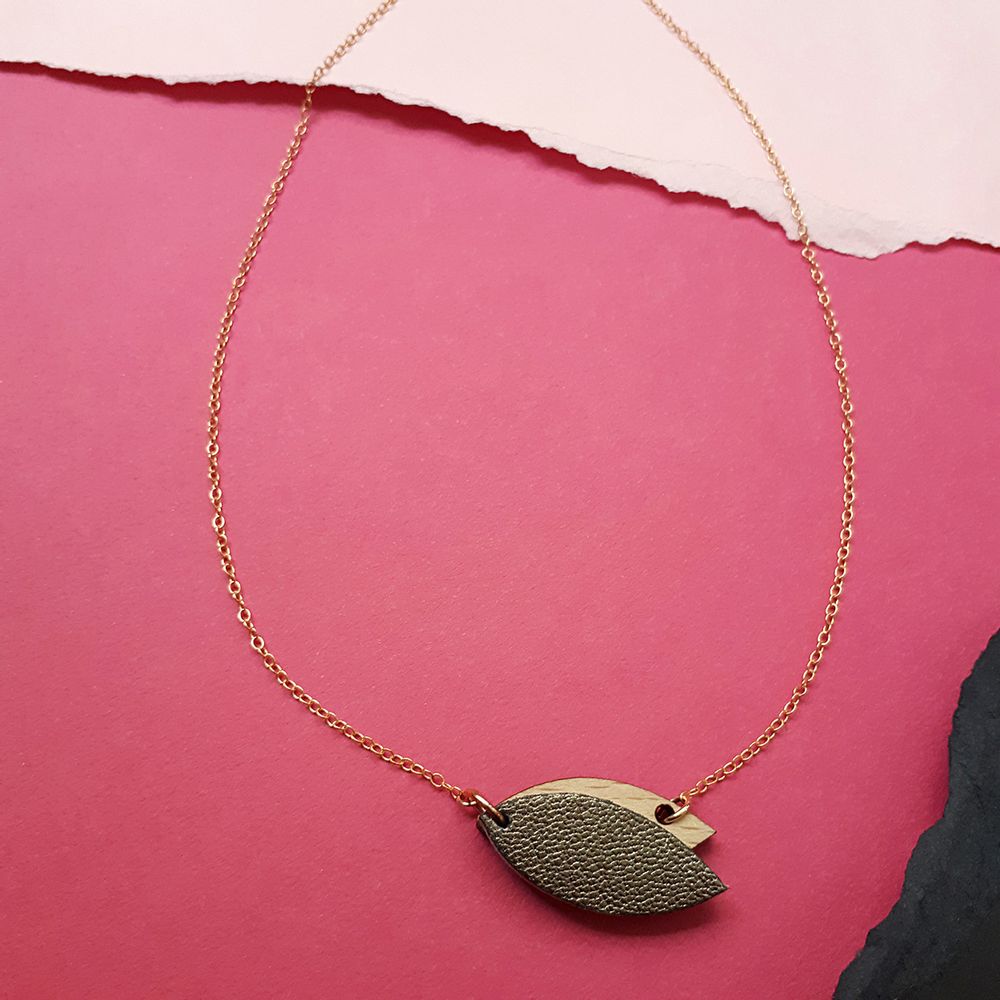 Jewelry - PETALE necklace in wood and leather gilded with fine gold - NI UNE NI DEUX BIJOUX