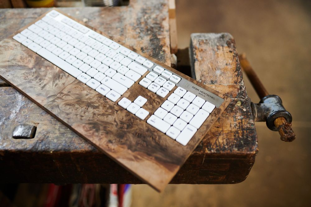 Autres objets connectés  - Clavier d'ordinateur - Burl de noyer - GEBR. HENTSCHEL GBR