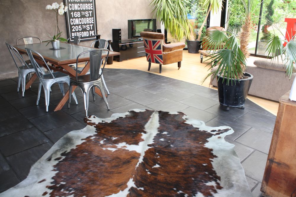 Tapis contemporains - Peau de vache naturelle normande teintée - TERGUS