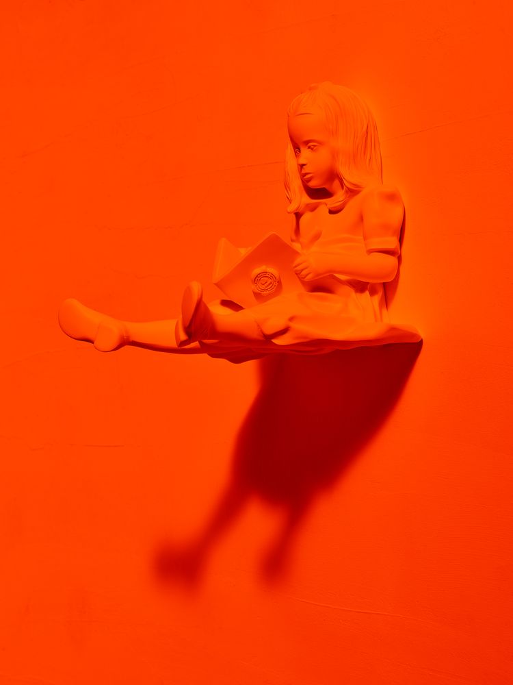 Objets design - PORTE MANTEAU / SCULPTURE MURALE RESINE  coloris Orange - The Girl & the Book  - BLOOP