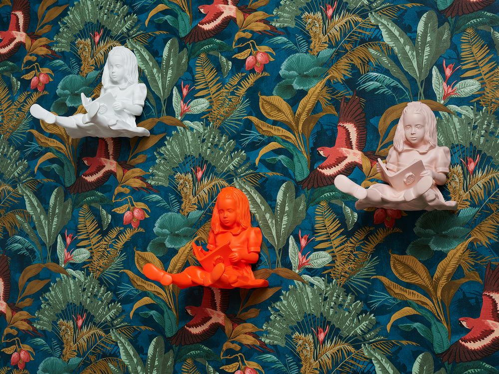 Objets design - PORTE MANTEAU / SCULPTURE MURALE RESINE  coloris Orange - The Girl & the Book  - BLOOP