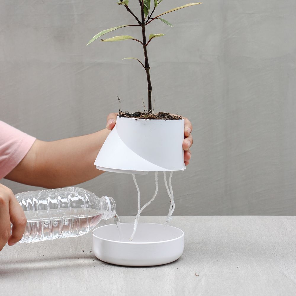 Aménagements pour bureau - Hill Pot : pot de plantes auto-arrosage en plastique recyclé pour jardin intérieur et extérieur - QUALY DESIGN OFFICIAL