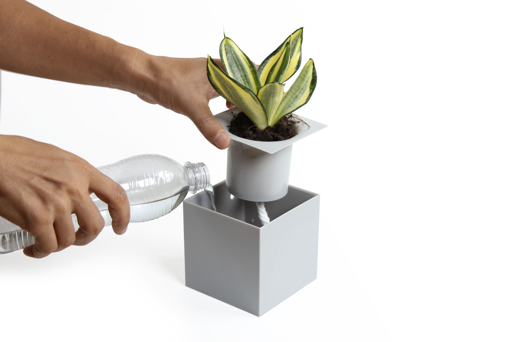 Aménagements pour bureau - Hill Pot : pot de plantes auto-arrosage en plastique recyclé pour jardin intérieur et extérieur - QUALY DESIGN OFFICIAL