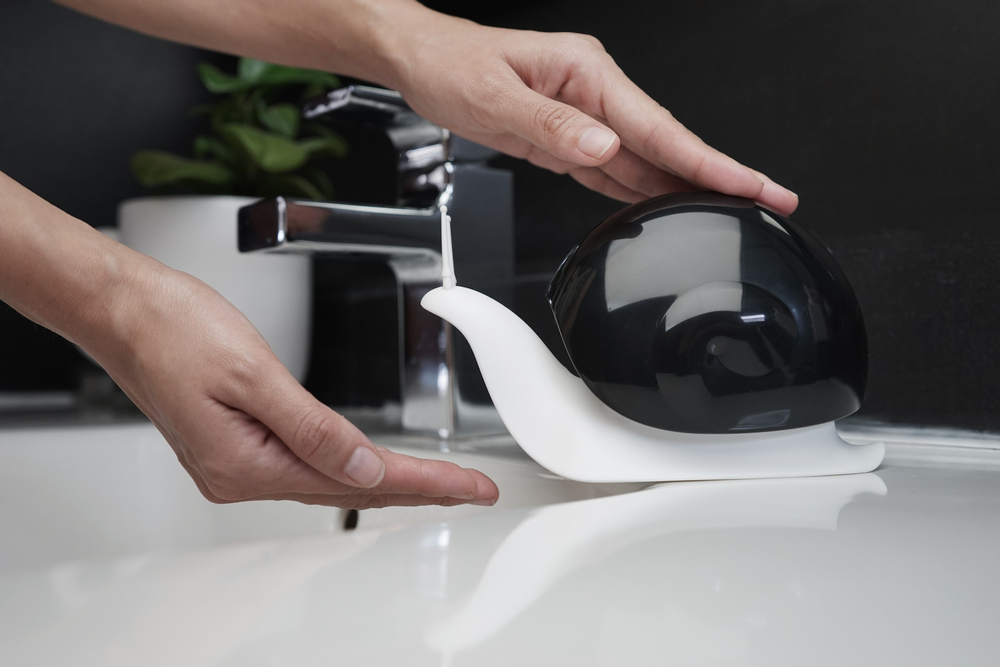 Cadeaux - Distributeur de savon pingouin - Collection Iceberg Bathroom : Matériaux respectueux de l'environnement 100% recyclables - QUALY DESIGN OFFICIAL