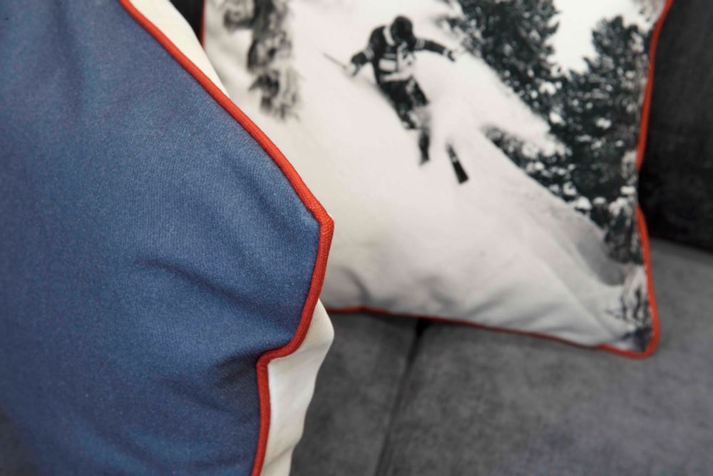 Coussins - Coussins 40*40 Collection Rouge et Noir Collection Christian Arnal - COAST AND VALLEY, UNE MARQUE DE LA SARL MYDITEX COMPANY
