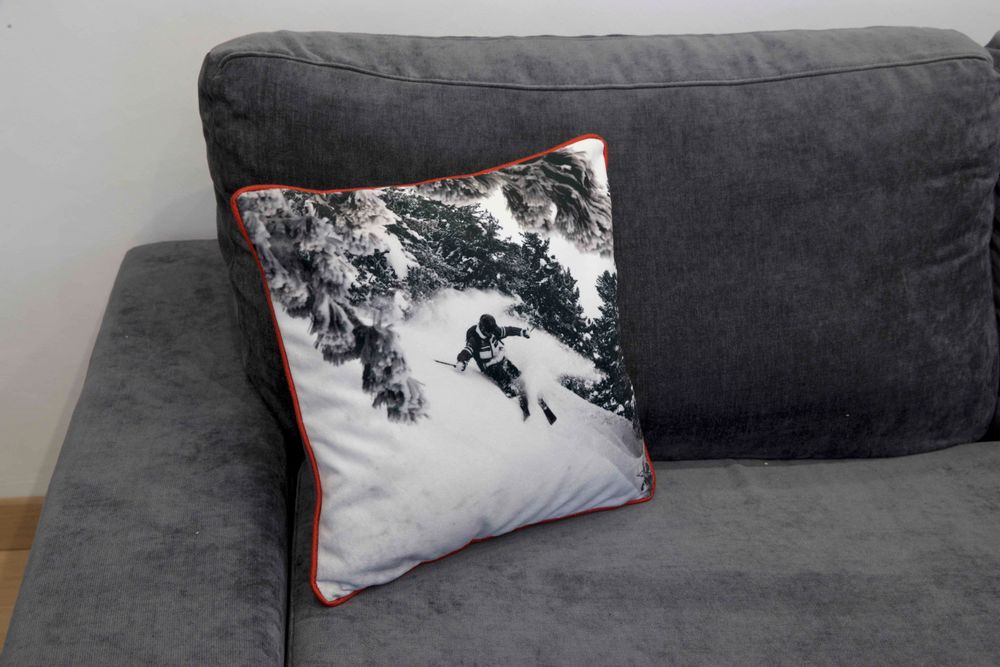 Coussins - Coussins 40*40 Collection Rouge et Noir Collection Christian Arnal - COAST AND VALLEY, UNE MARQUE DE LA SARL MYDITEX COMPANY