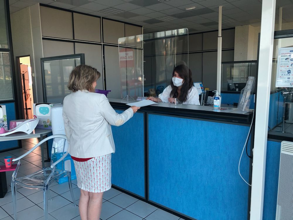 Aménagements pour bureau - Vitres de protection avec passe-document - PETIT POUCE FACTORY