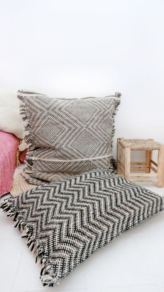 Coussins textile - Coussin de sol en laine Kilim marocain - Shadoui Noir - TASHKA RUGS