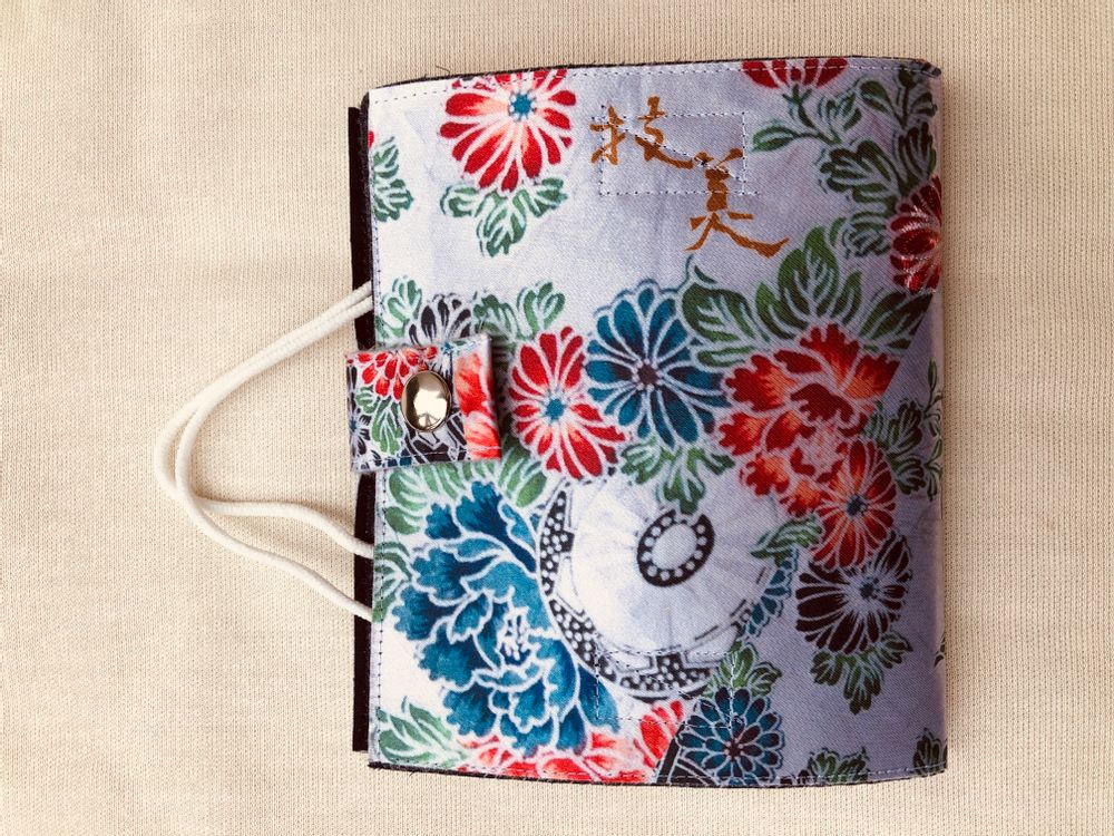 Petite maroquinerie - Broderie motif original masque et étui - WABI WORLD