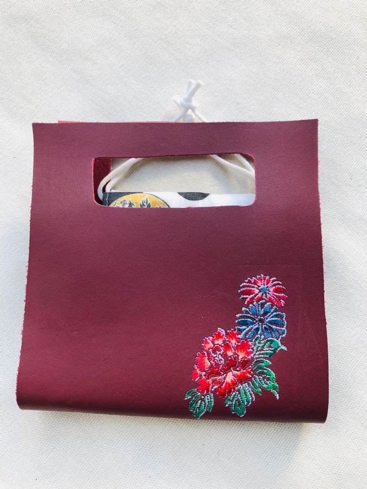 Petite maroquinerie - Broderie motif original masque et étui - WABI WORLD