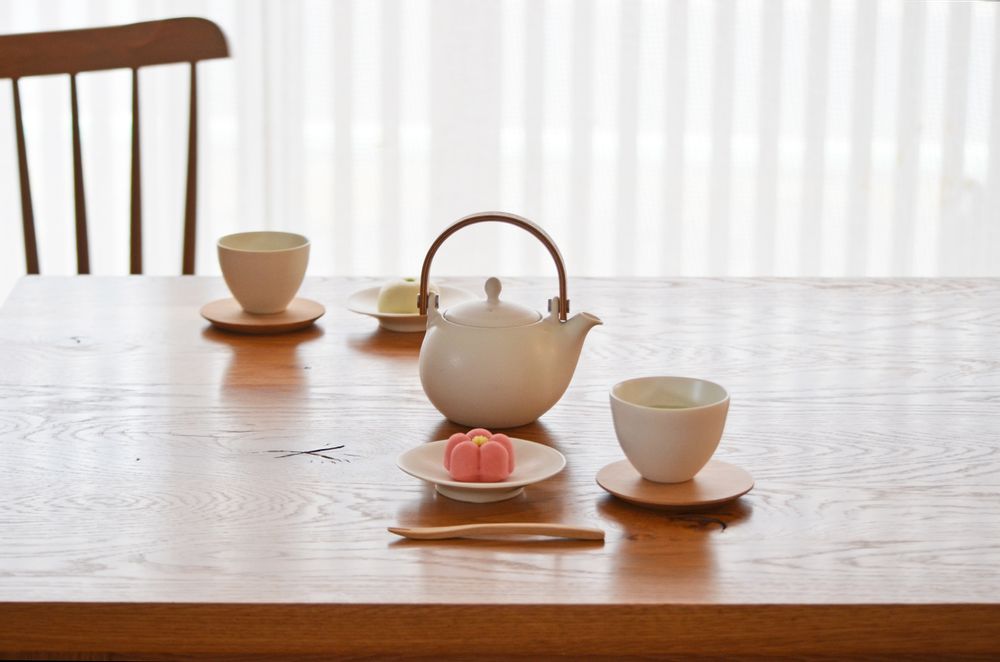 Ceramic - YUI teapot with natural wood handle (330ml, 600 ml) - SALIU