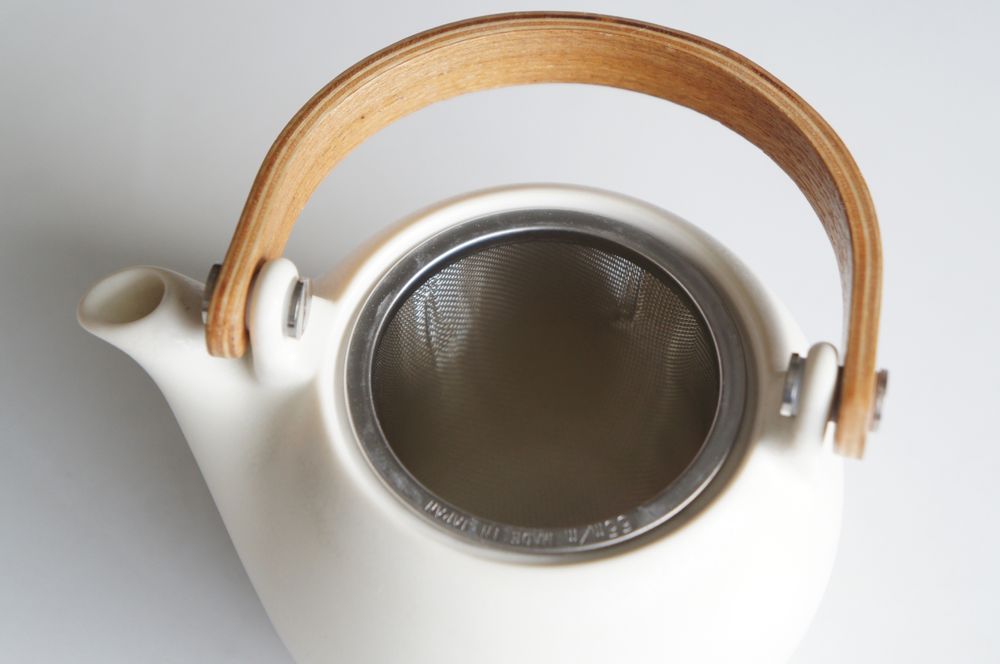 Ceramic - YUI teapot with natural wood handle (330ml, 600 ml) - SALIU