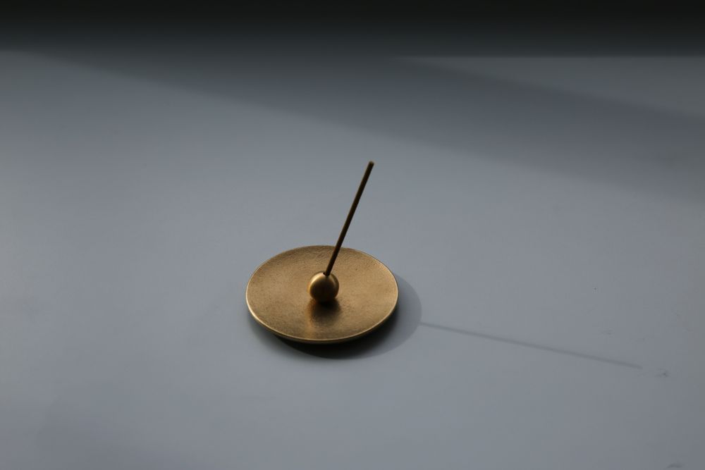 Objets de décoration - Brûleur d'encens laiton/étain - rond - avec bâtonnets d'encens - NOUSAKU